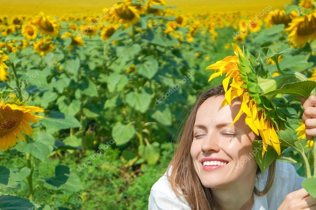 Beautiful woman and sunflower — Stock Photo © PEPPERSMINT 70760985