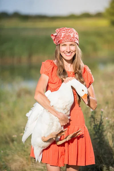 Agricultor com um ganso — Fotografia de Stock