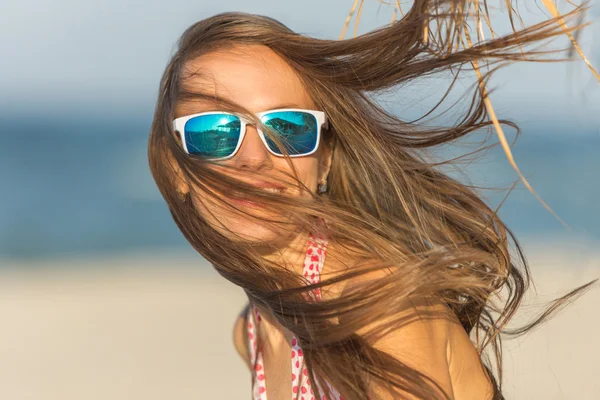 Chica en la playa soleada — Foto de Stock