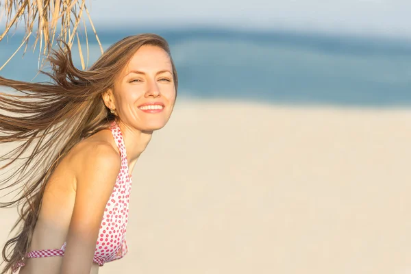 Fille sur la plage ensoleillée — Photo