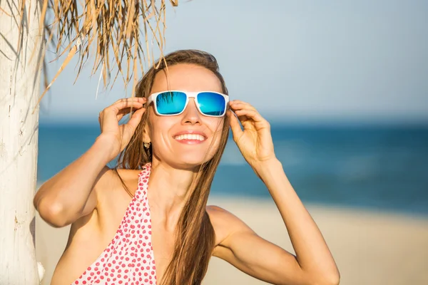 Fille sur la plage — Photo