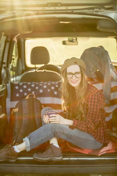 Frau mit Auto unterwegs — Stockfoto