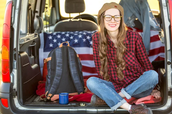 Frau mit Auto unterwegs — Stockfoto