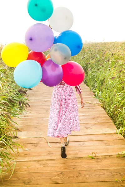 Vrouw met ballonnen — Stockfoto