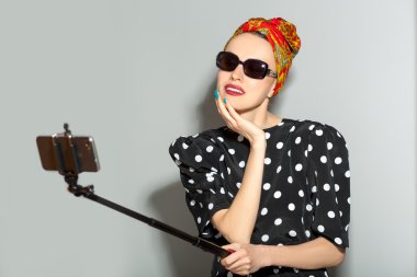 Kadın selfie çekiyor.