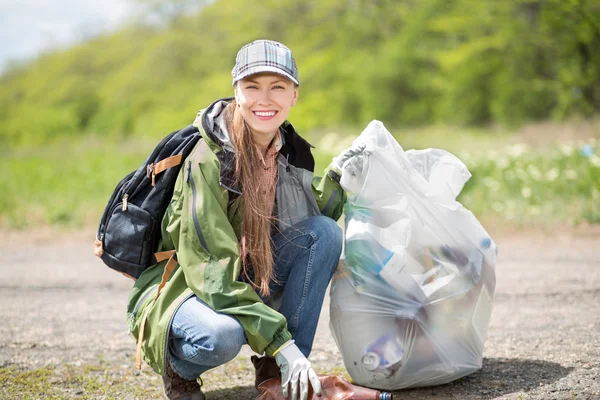 Mulher pegando lixo — Fotografia de Stock