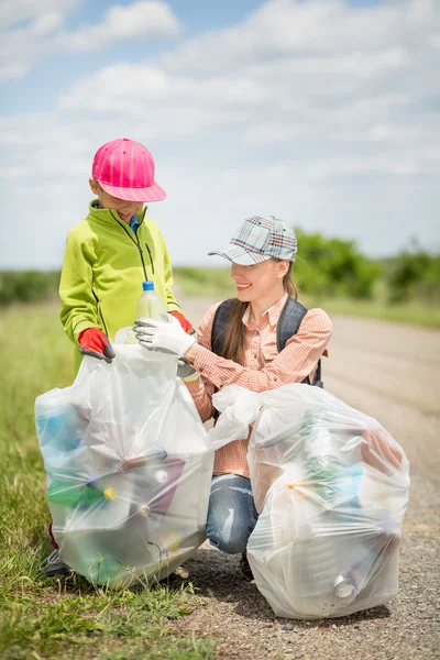 Familia recogiendo basura — Foto de Stock