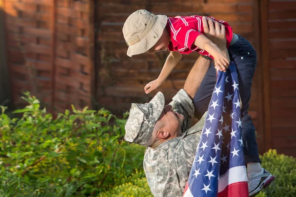 Porträt einer glücklichen amerikanischen Familie — Stockfoto