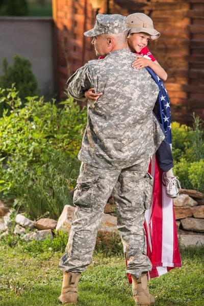 Portrett av lykkelig amerikansk familie – stockfoto