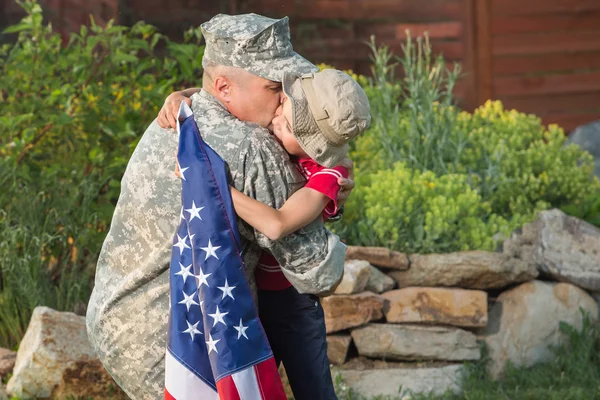 Porträt einer glücklichen amerikanischen Familie — Stockfoto