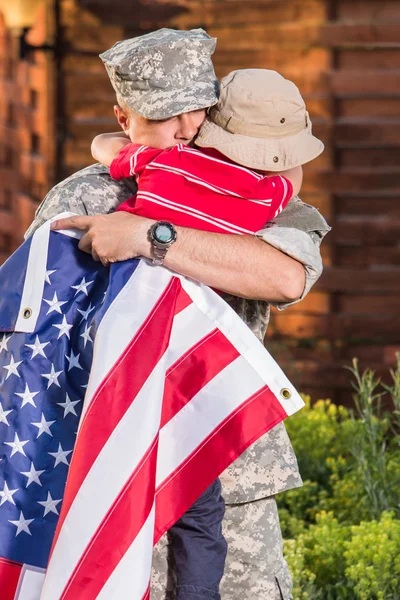 Portrett av lykkelig amerikansk familie – stockfoto