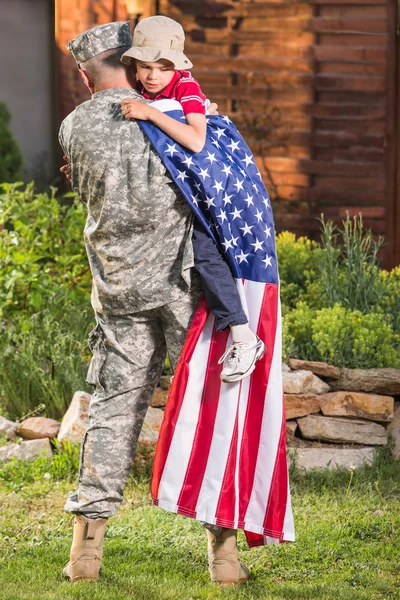 Militar padre abraza hijo — Foto de Stock