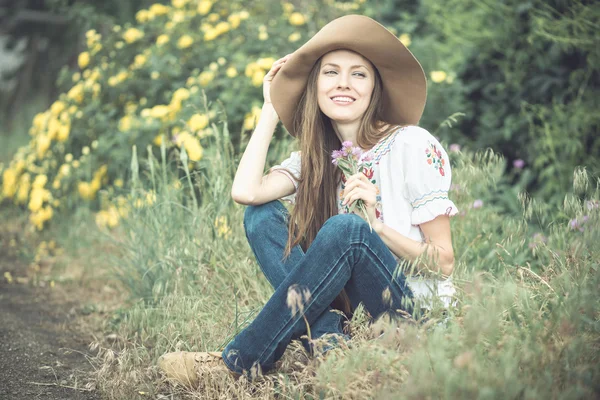 Giovane ragazza rilassarsi all'aperto nel paesaggio rurale — Foto Stock