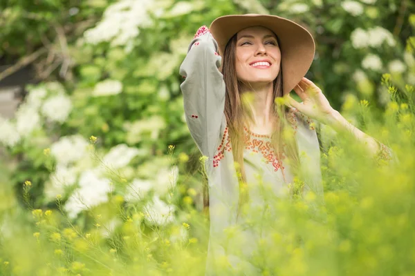 Femme heureuse dans le champ d'été — Photo