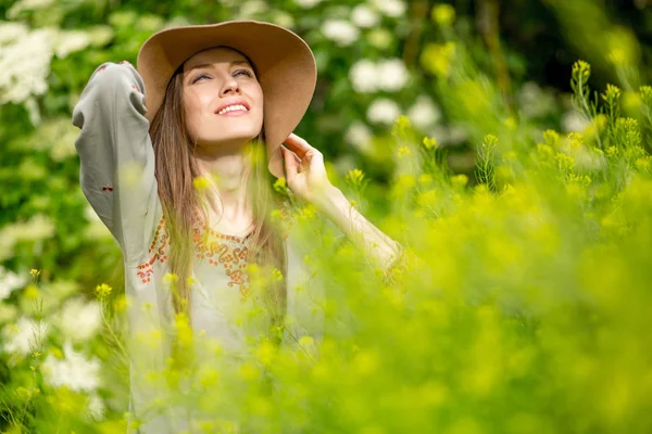 Femme heureuse dans le champ d'été — Photo