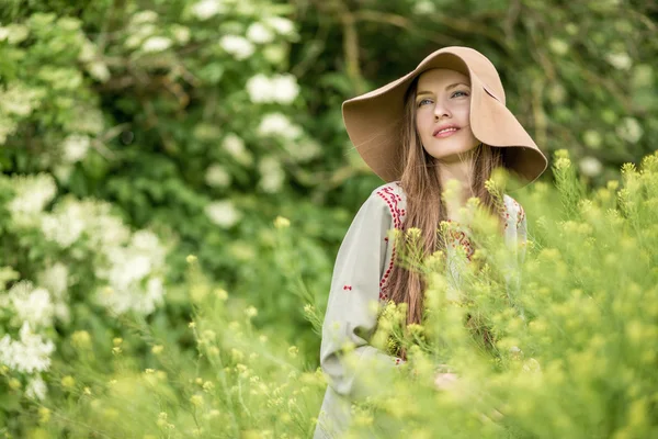 Счастливая женщина в летнем поле — стоковое фото