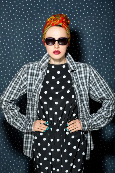 Fashion vrouw in sjaal en zonnebril — Stockfoto