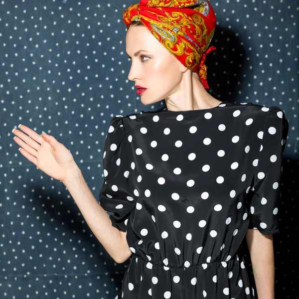 Polka dots mode kvinna — Stockfoto