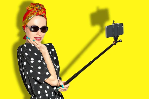Moda kadın alarak selfie — Stok fotoğraf
