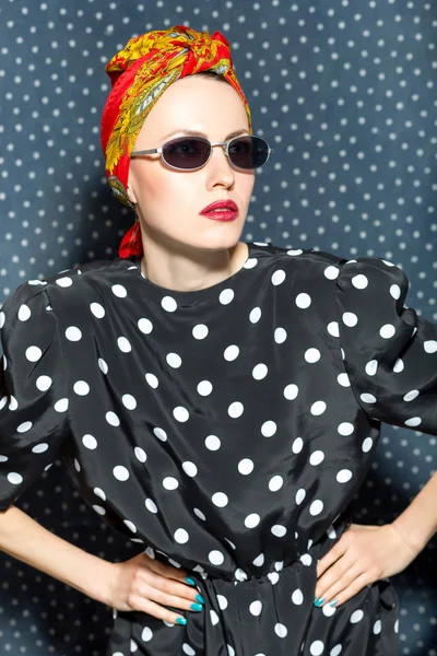 Mujer de moda en bufanda y gafas de sol — Foto de Stock