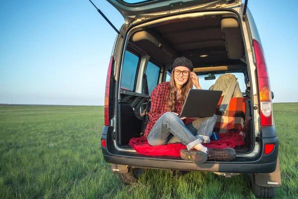 Jonge vrouw met laptop computer — Stockfoto