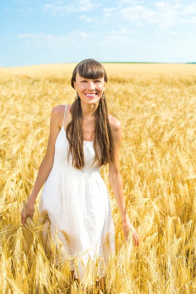 Menina desfrutar da natureza no campo de trigo — Fotografia de Stock