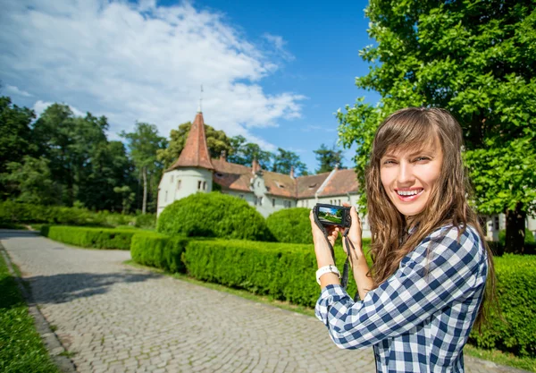 Jeune femme de voyage prendre des photos — Photo