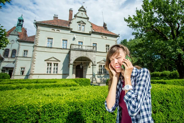 Молодая женщина путешествует по телефону, разговаривая по телефону — стоковое фото