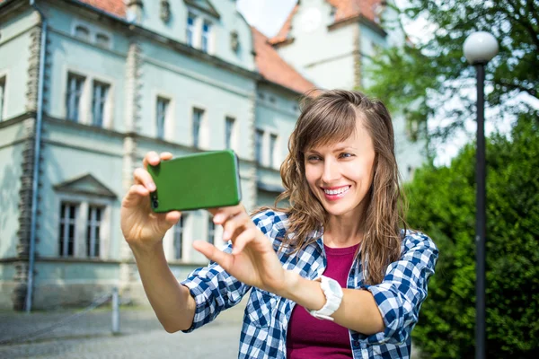 Viajante tirar selfie — Fotografia de Stock