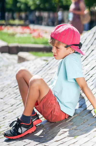 Stijlvolle schattige jongen in stadspark — Stockfoto