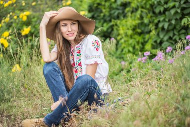 Genç kız açık havada dinlenmek