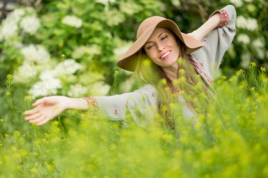 Mutlu kadın yaz alanında