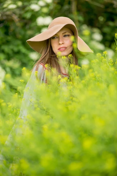 Счастливая женщина в летнем поле — стоковое фото