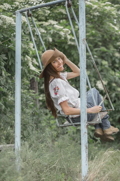 Jeune fille se détendre à l'extérieur — Photo