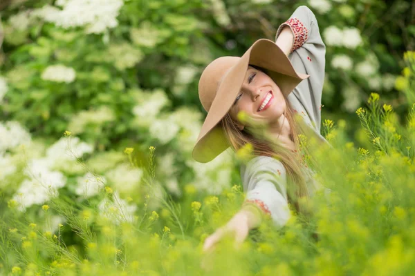 夏の畑で幸せな女 — ストック写真