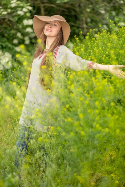 Glückliche Frau im Sommerfeld — Stockfoto