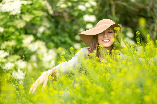 Mujer feliz en el campo de verano — Foto de Stock