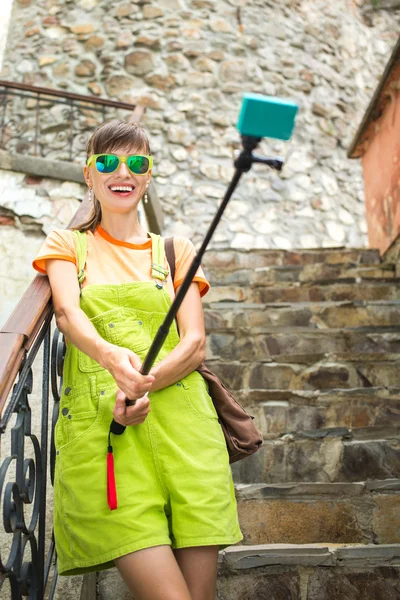 Selfie de viaje con selfie stick — Foto de Stock