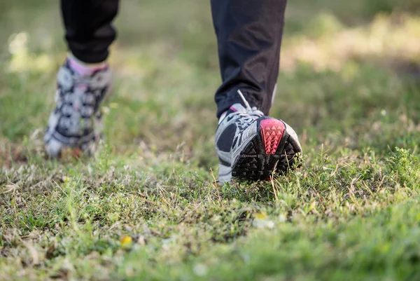 Kobieta jogging w parku — Zdjęcie stockowe