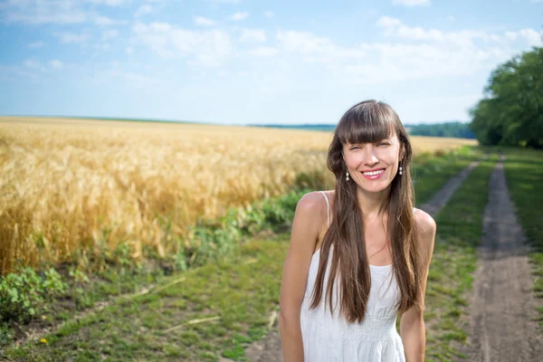 Mooie vrouw op zomer veld — Stockfoto
