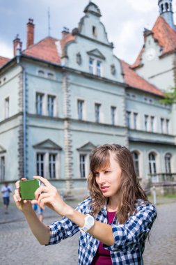 Genç bir kadın selfie çekiyor.