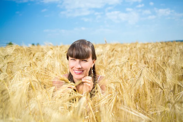 Girl enjoy nature in the wheat field — Stock Photo, Image