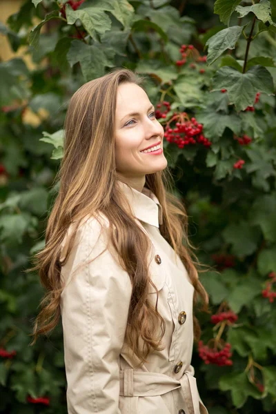 Mooie herfst vrouw wandelen in het park — Stockfoto