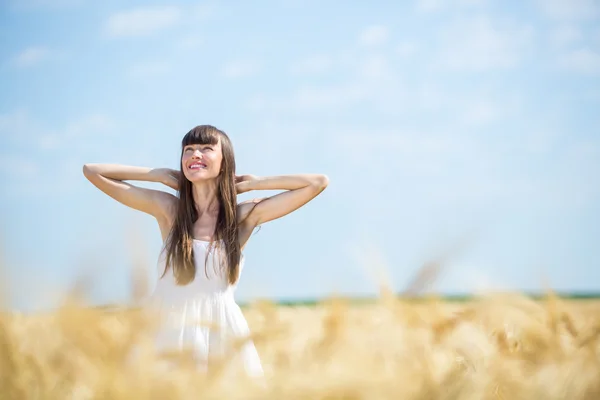Chica disfrutar de la naturaleza en el campo de trigo — Foto de Stock