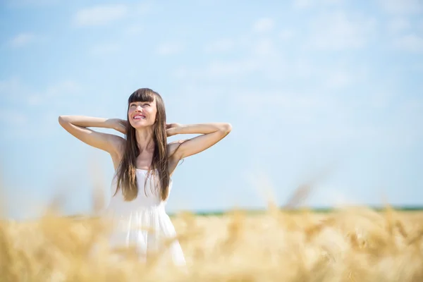 Meisje genieten van de natuur in het tarweveld — Stockfoto