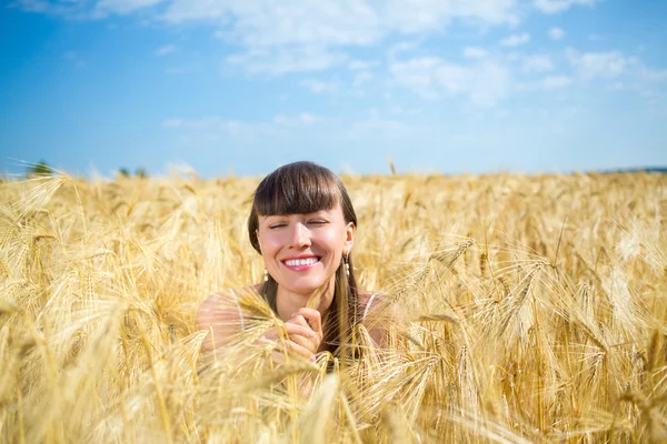 Menina desfrutar da natureza no campo de trigo — Fotografia de Stock