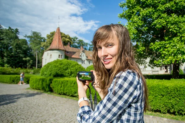 Jonge reizen vrouw nemen foto 's — Stockfoto