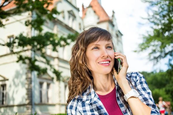 Jovem mulher de viagem usando telefone celular falando no telefone — Fotografia de Stock