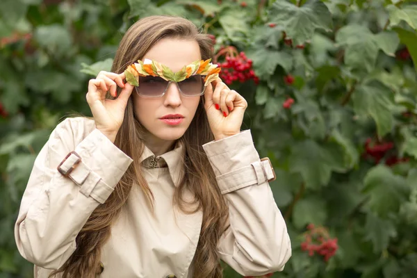 Φθινόπωρο μόδας γυναίκα, φορώντας γυαλιά ηλίου για φθινόπωρο — Φωτογραφία Αρχείου