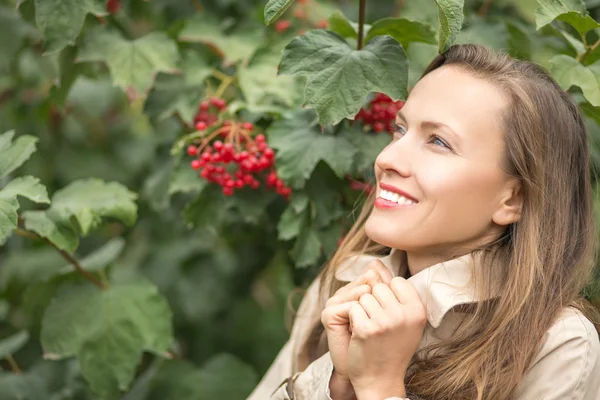 Beautiful autumn woman walking — Stock Photo, Image